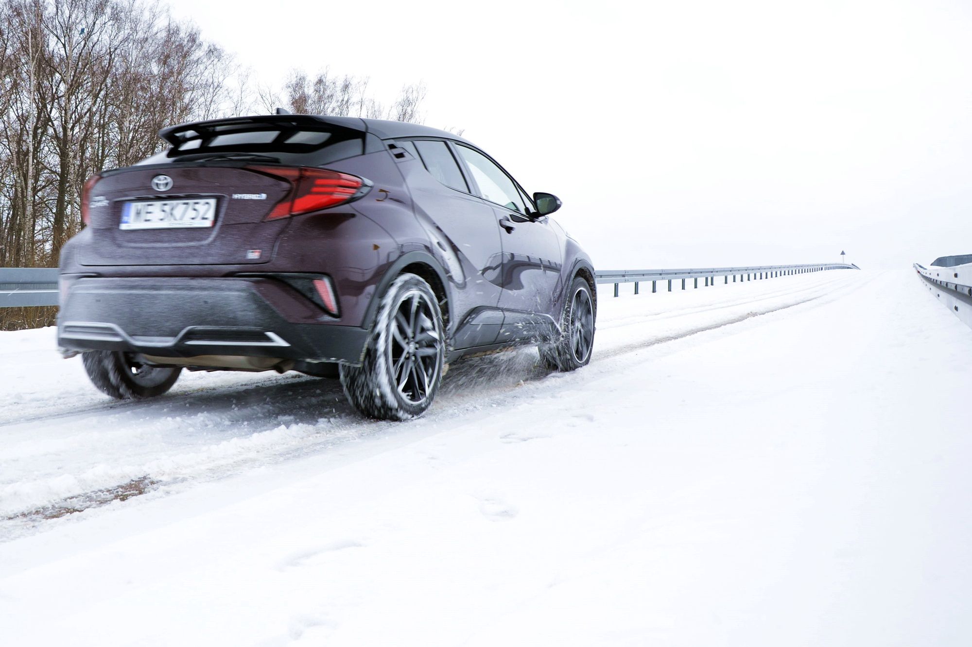 Na roztapiającym się śniegu, Toyota C-HR ruszała lepiej bez kontroli trakcji