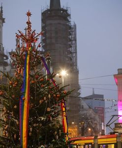 Warszawa: Tęczowa choinka na Placu Zbawiciela. "To wsparcie dla osób LGBT+"