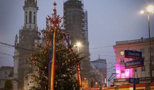 Warszawa: Tęczowa choinka na Placu Zbawiciela. "To wsparcie dla osób LGBT+"