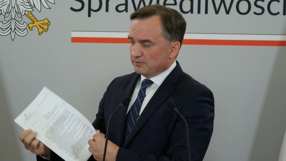 Minister Ziobro pokazuje list swojego zastępcy
