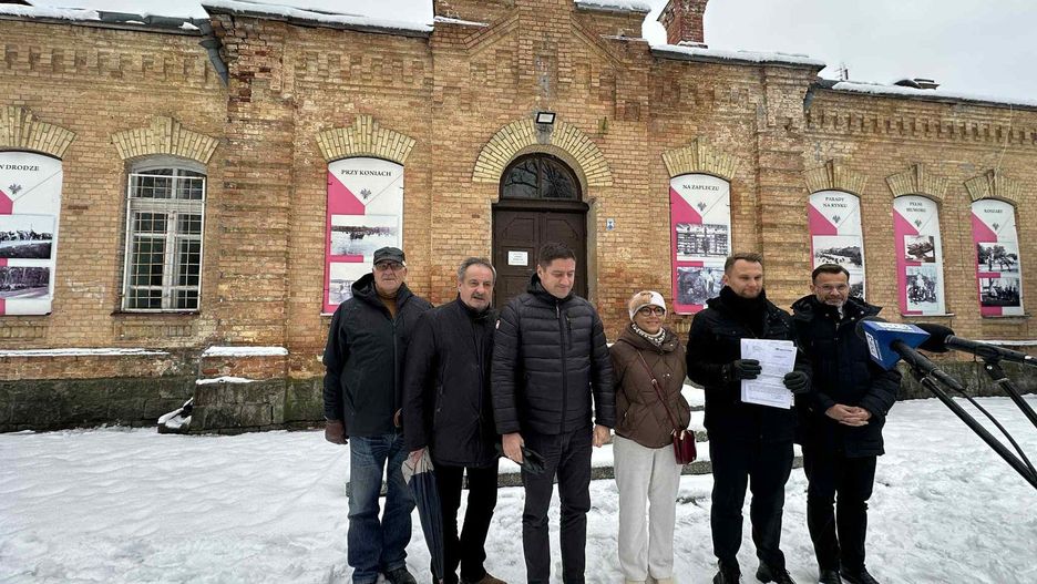 Na konferencji prasowej posłowie, wojewoda oraz miejscy radni poinformowali, że wyremontowany dworzec oddany do użytku będzie za dwa lata