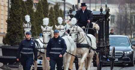 Pochowali króla Romów. Złota trumna i białe konie