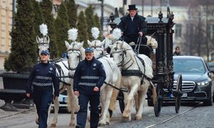 Pochowali króla Romów. Złota trumna i białe konie