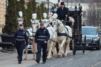 Pochowali króla Romów. Złota trumna i białe konie