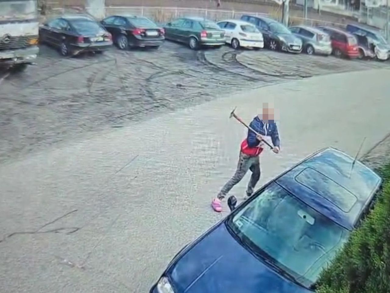 Gabryjelin: 34-latek uderzał młotkiem w przypadkowy samochód. Po zatrzymaniu tłumaczył, że był zdenerwowany