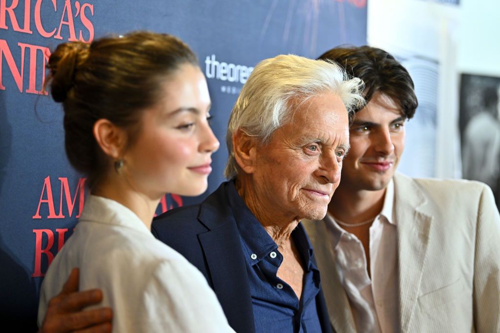 Michael Douglas na premierze filmu "America's Burning"