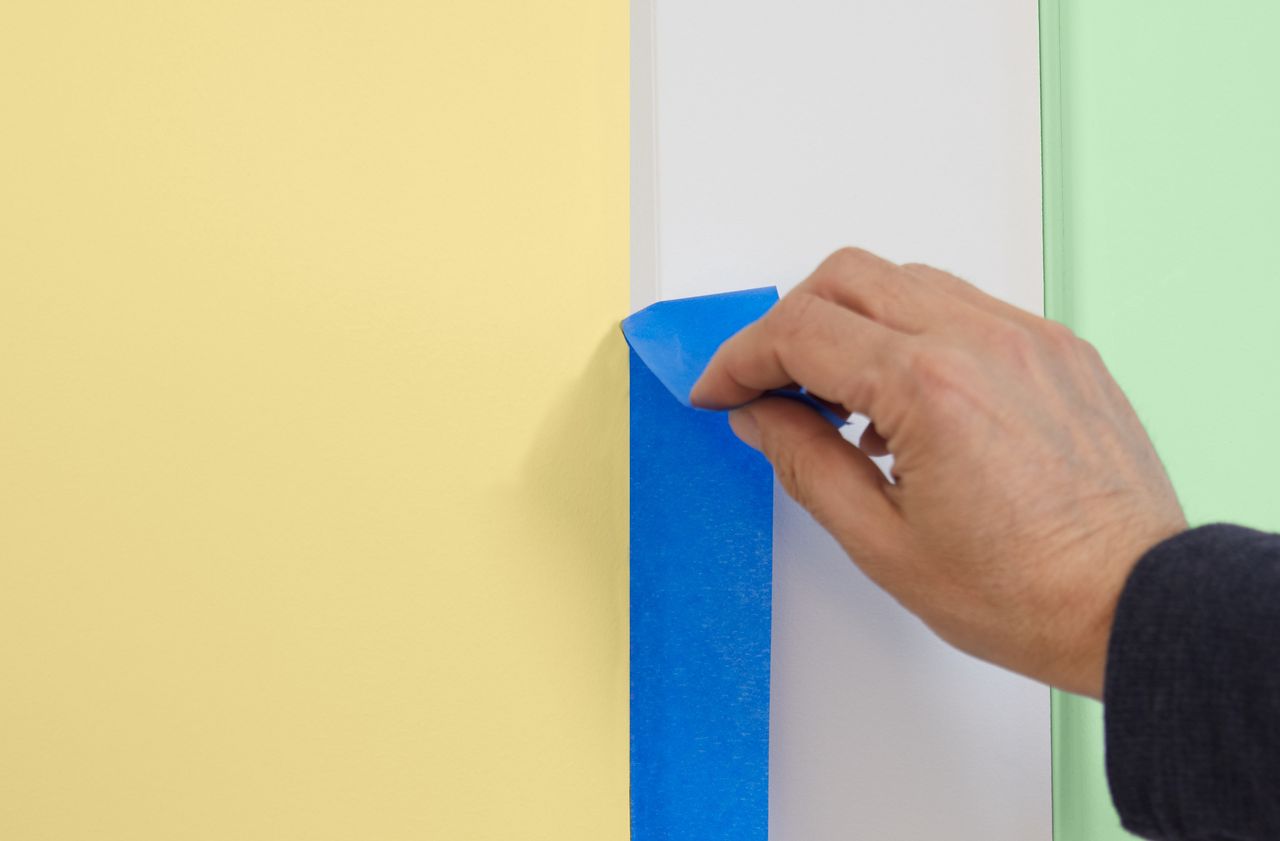 Jak używać taśmy malarskiej? Zrób tak, a nie zostawi śladów