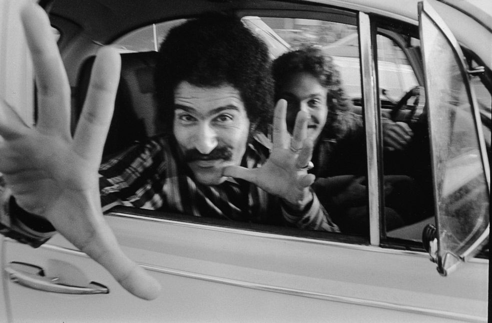 40 lat temu Mike Mandel  wymyślił ciekawy projekt. Postanowił sfotografować ludzi, którzy znajdują się w samochodach. Kierowców, pasażerów, kogokolwiek.