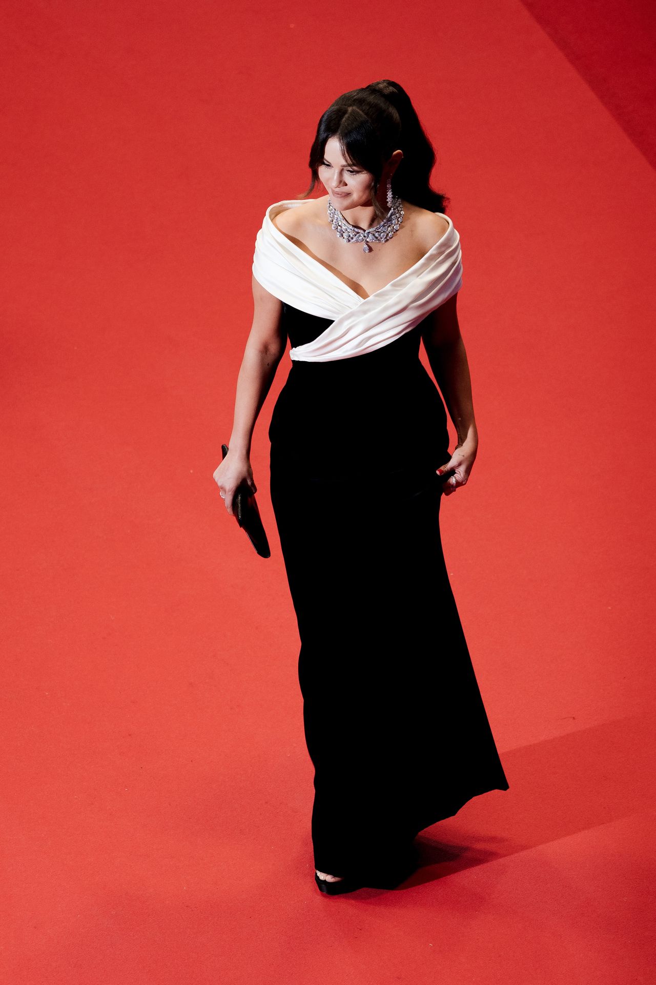 Selena Gomez w biało-czarnej kreacji na czerwonym dywanie 