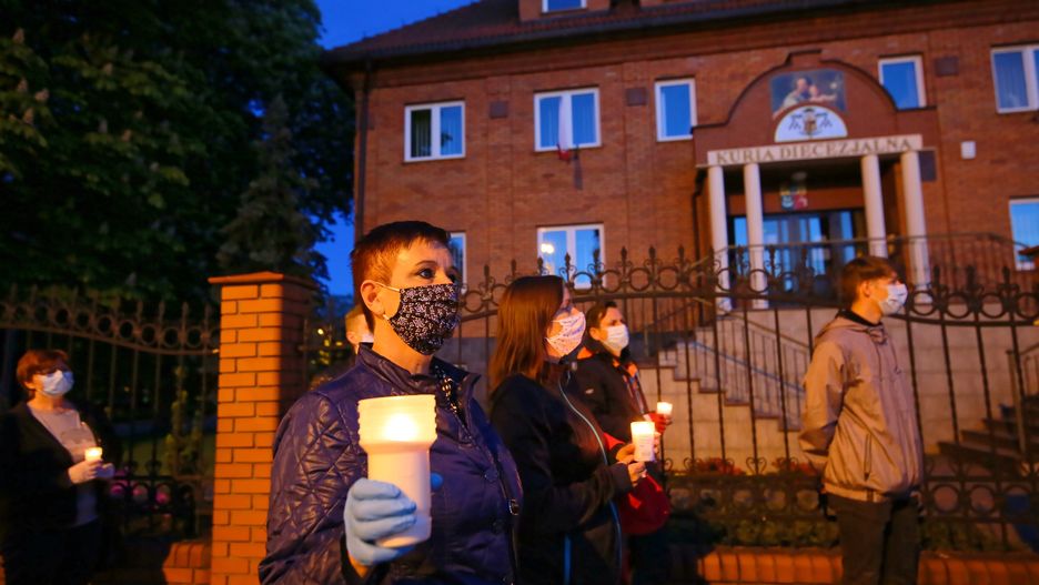 Protest pod budynkiem Kurii Diecezjalnej w Kaliszu