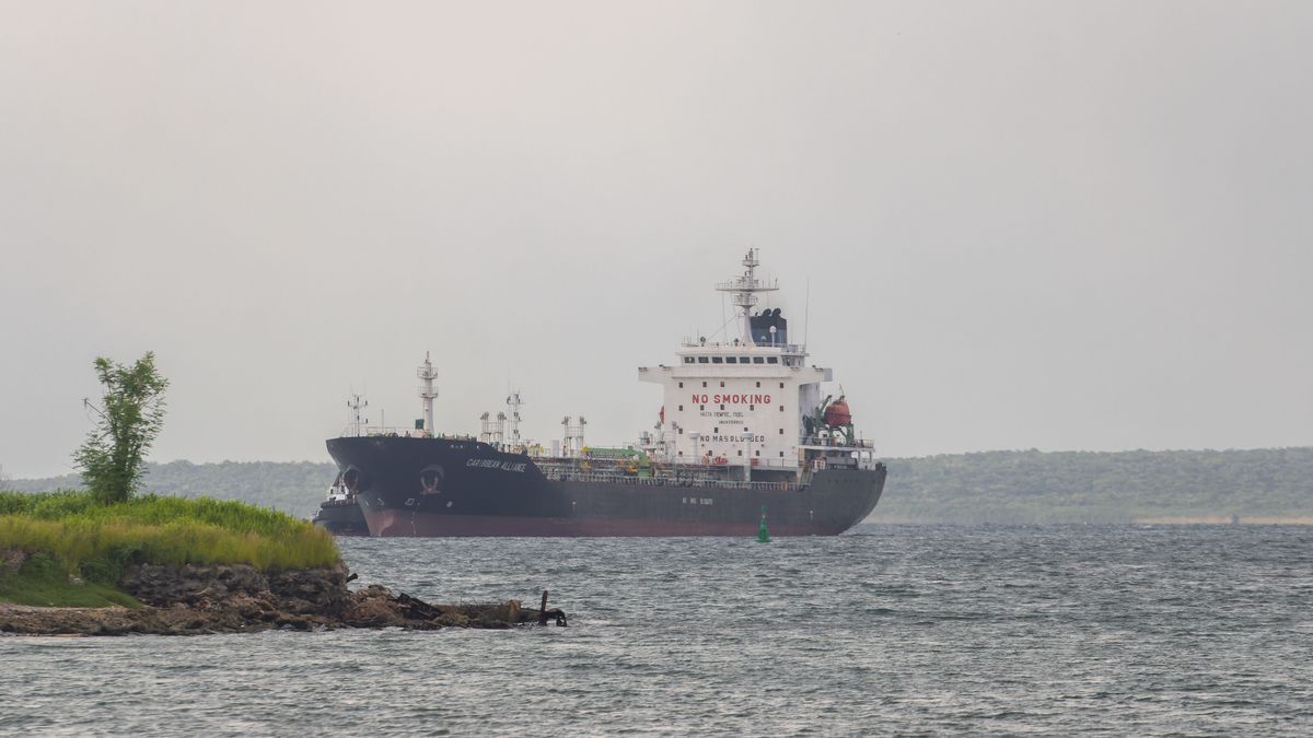 Tankowiec zadokowany w kubańskim porcie. Zdjęcie ilustracyjne