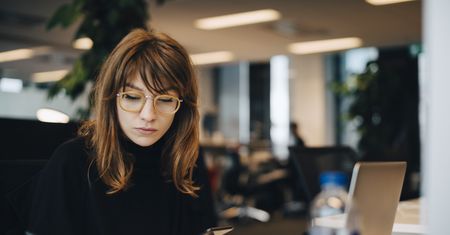 Kiedy robimy najwięcej błędów i jesteśmy najmniej produktywni w pracy? Są nowe badania na ten temat