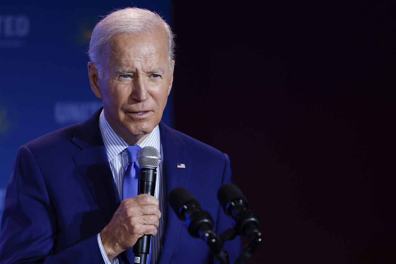 Joe Biden ogłosił, że "pandemia się skończyła". W USA każdego dnia z powodu COVID-19 umiera kilkaset osób.