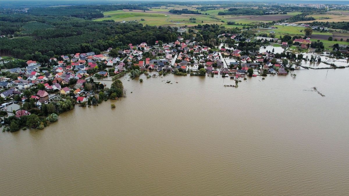Południowo - zachodnia część Polski znalazła się pod wodą.