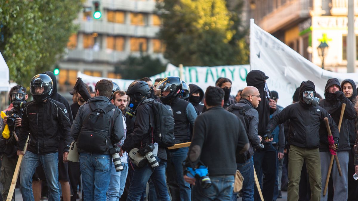 Grupa protestujących z despositphotos