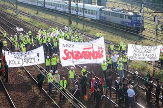 "Premierze, ratuj kolejarzy". Zablokowali tory. Protest przeciw zwolnieniom w PKP Cargo