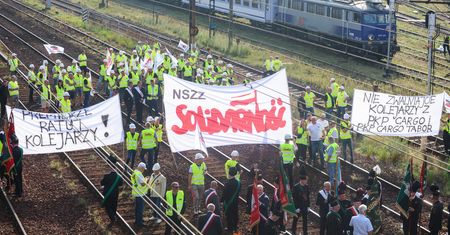 "Premierze, ratuj kolejarzy". Zablokowali tory. Protest przeciw zwolnieniom w PKP Cargo
