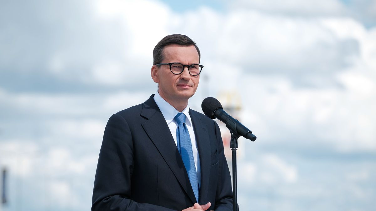 Brwinów, 10.08.2022. Premier Mateusz Morawiecki podczas konferencji prasowej w Miejscu Obsługi Pasażerów w Brwinowie, 10 bm. (sko) PAP/Mateusz Marek