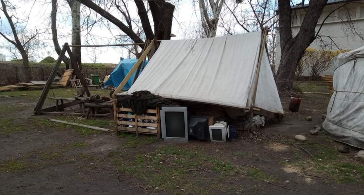 Składzik elektrośmieci, który Robert K. zrobił w Wiosce Żywej Archeologii