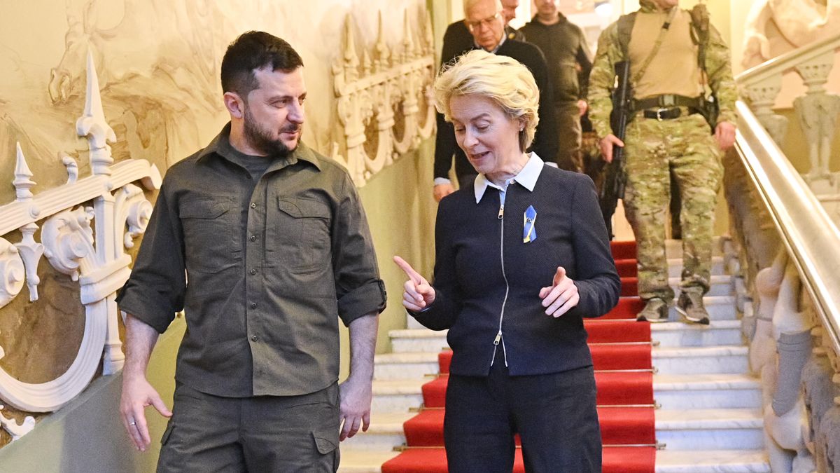 KYIV, UKRAINE - APRIL 08: (----EDITORIAL USE ONLY â MANDATORY CREDIT - "EU COMMISSION / POOL" - NO MARKETING NO ADVERTISING CAMPAIGNS - DISTRIBUTED AS A SERVICE TO CLIENTS----) European Commission President Ursula von der Leyen meets President of Ukraine Volodymyr Zelenskyy in Kyiv, Ukraine on April 8, 2022. (Photo by EU Commission / Pool/Anadolu Agency via Getty Images)