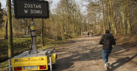 Koronawirus w Polsce. Żeby pomóc szpitalowi, pobiegną 5 km... na balkonach