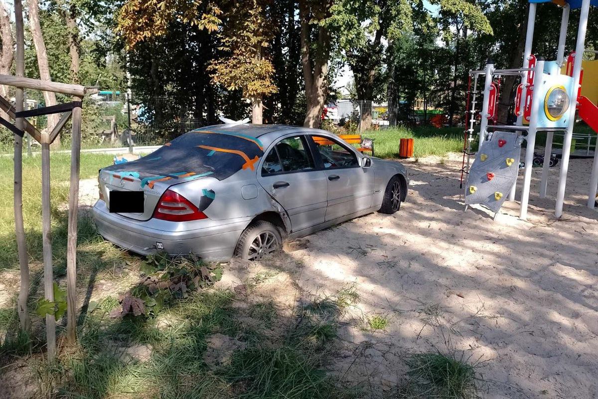 Pijany i agresywny 50-latek wjechał mercedesem na plac zabaw