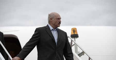 Białoruś. Szokujące doniesienia. Aleksander Łukaszenka zaczął rozdawać broń
