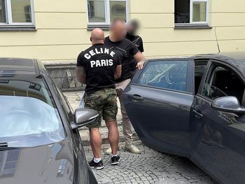 Warszawa: Próbowali porwać człowieka i wymusić pieniądze. Policjanci z "terroru" zatrzymali pięciu bandytów