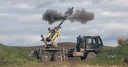 Brutus – ultralekka haubica na podwoziu kołowym. To następca holowanej M777