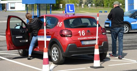 Na egzamin tylko z dowodem rejestracyjnym auta. Jest odpowiedź ministerstwa