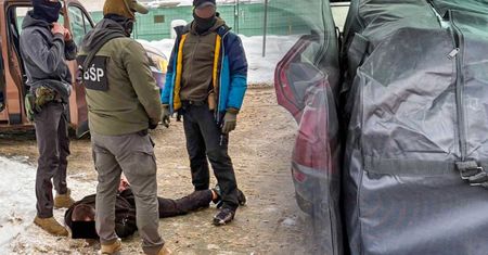 Przekazał dwie czarne torby. Wszystko obserwowali policjanci