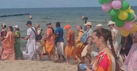 Poruszenie na plaży. Od razu chwyciła za telefon