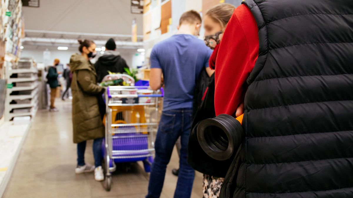 Koronawirus w Polsce. Miała pozostać w domu, a wyszła na zakupy (zdjęcie poglądowe)