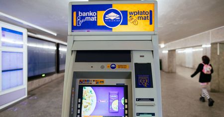 Bankomat ostrzegł kobietę przed kradzieżą. Technologia uratowała pieniądze 28-latki