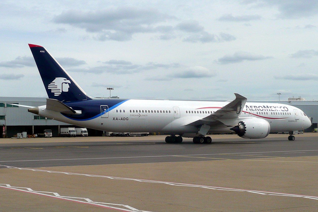 Frustrated passenger opens emergency door on halted Aeromexico flight, gets support from co-passengers