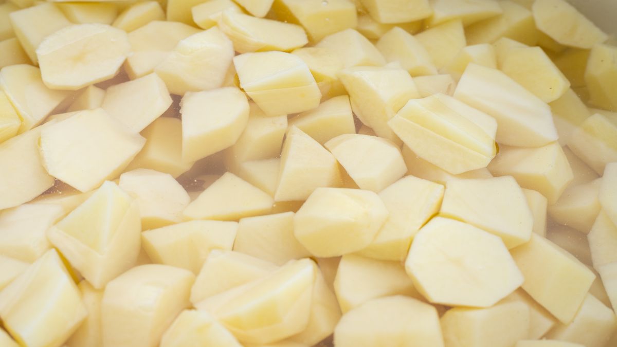Dlaczego lepiej nie kroić ziemniaków przed gotowaniem?