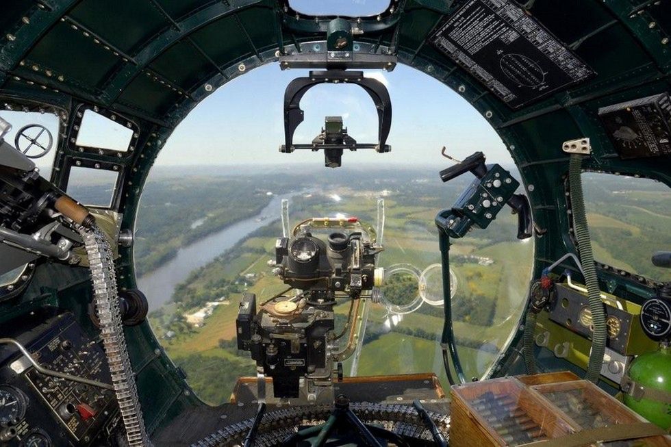Celownik Norden w nosie samolotu bombowego