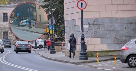 Sypią się mandaty za chodzenie po tym chodniku. Nieuważni piesi są o pięć dyszek biedniejsi