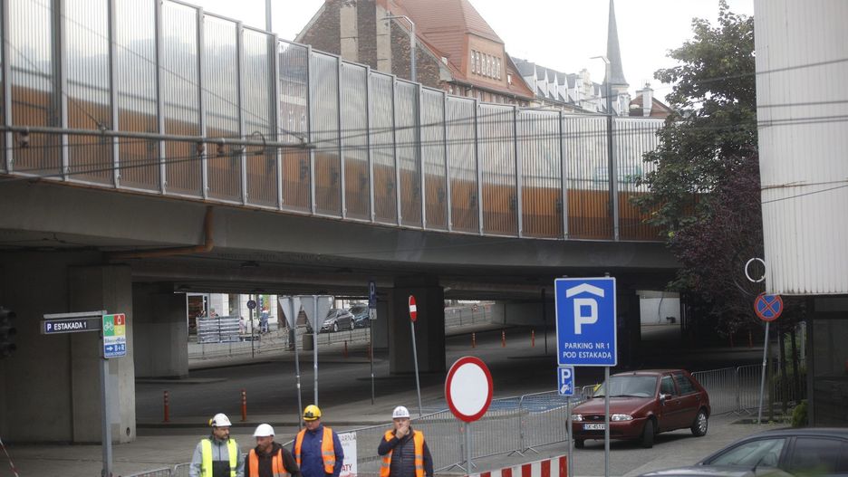 O to, co z dzisiejszej perspektywy byłoby najlepszym rozwiązaniem kryzysu z estakadą w Chorzowie, zapytaliśmy Sztuczną Inteligencję. Daliśmy jej trzy, naszym zdaniem kluczowe kwestie do rozważenia, przy szukaniu rozwiązania: jakość życia w centrum Chorzowa, poruszanie się po Górnośląsko-Zagłębiowskiej Metropolii oraz koszty finansowe każdego rozwiązania