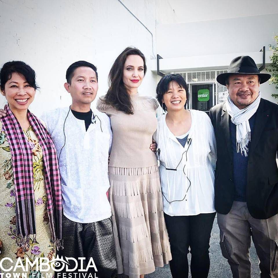 PraCH Ly (drugi z lewej) i Angelina Jolie