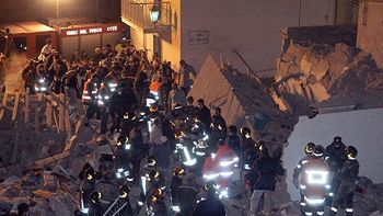 Akcja ratunkowa na gruzach budynku