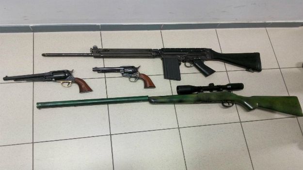 Broń zabezpieczona na miejscu przez policjantów z Gorlic