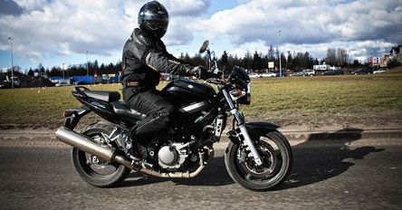 Pędził motocyklem o 100 km/h za szybko (film)