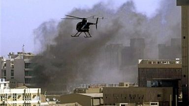 Amerykański śmigłowiec nad miejscem eksplozji