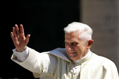 Benedykt XVI : pomagajmy upokarzanym jednostkom i narodom