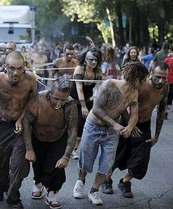 Ciągną ciężarówkę za pomocą haków na plecach