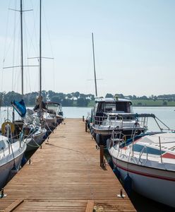 "Zakrapiany" ojciec. Jedną ręką trzyma ster, drugą piwo