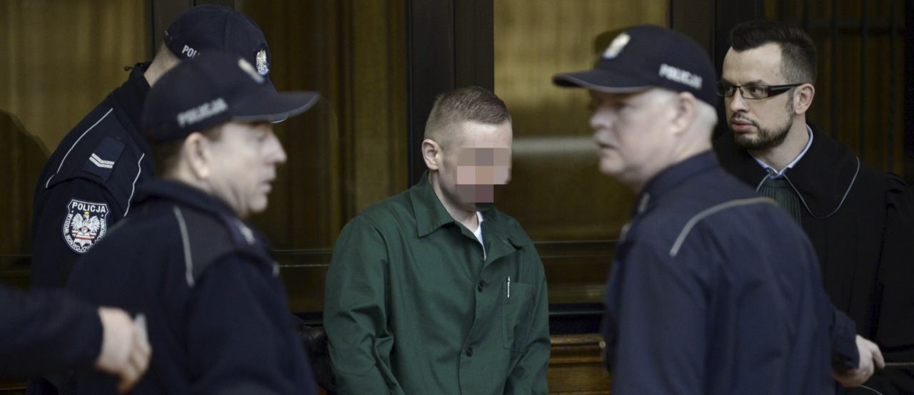 Oskarżony Marcin P. (C) z obrońcą mec. Michałem Komorowskim (P) na sali rozpraw podczas procesu ws. Amber Gold w Sądzie Okręgowym w Gdańsku 
