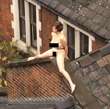 Naga kobieta na dachu w Londynie. Co ona tam robiła?