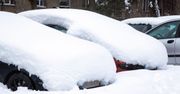 Nie możesz dosięgnąć dachu swojego auta, aby go odśnieżyć? Wykorzystaj ten trik